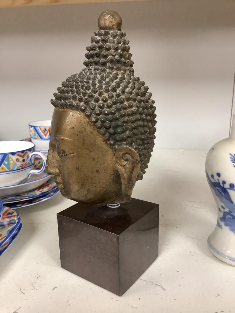 A Thai or Burmese bronze Buddha’s head, with stand 20.5cm and a 19th century Chinese blue and white vase, 12.5cm